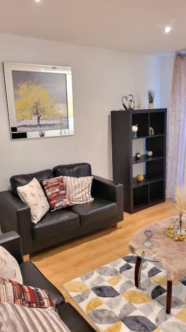 Balcony-View With Free And Secured Parking Apartment Manchester Exterior photo