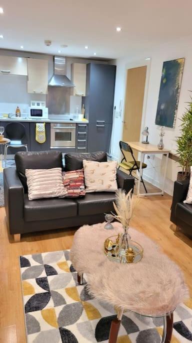 Balcony-View With Free And Secured Parking Apartment Manchester Exterior photo