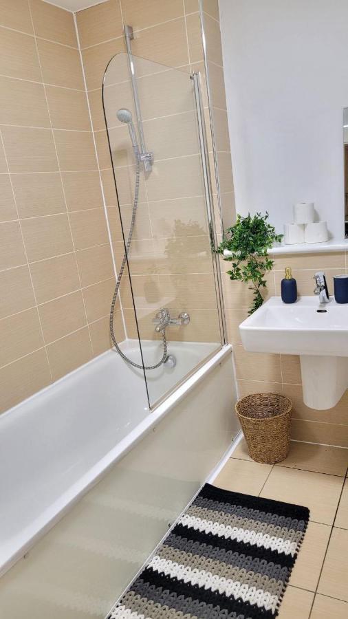 Balcony-View With Free And Secured Parking Apartment Manchester Exterior photo